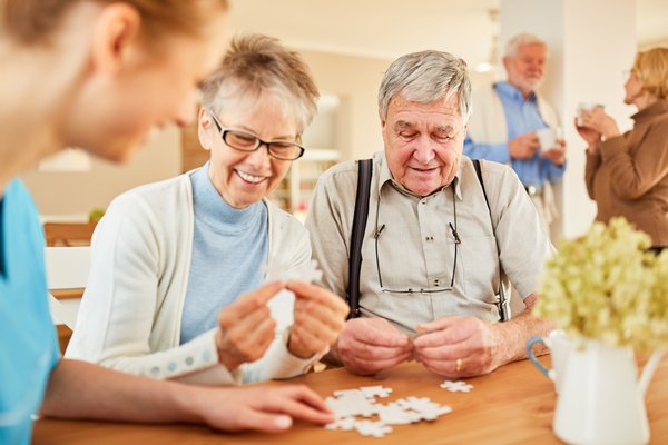 dementia-senior-citizens-playing-puzzle-games